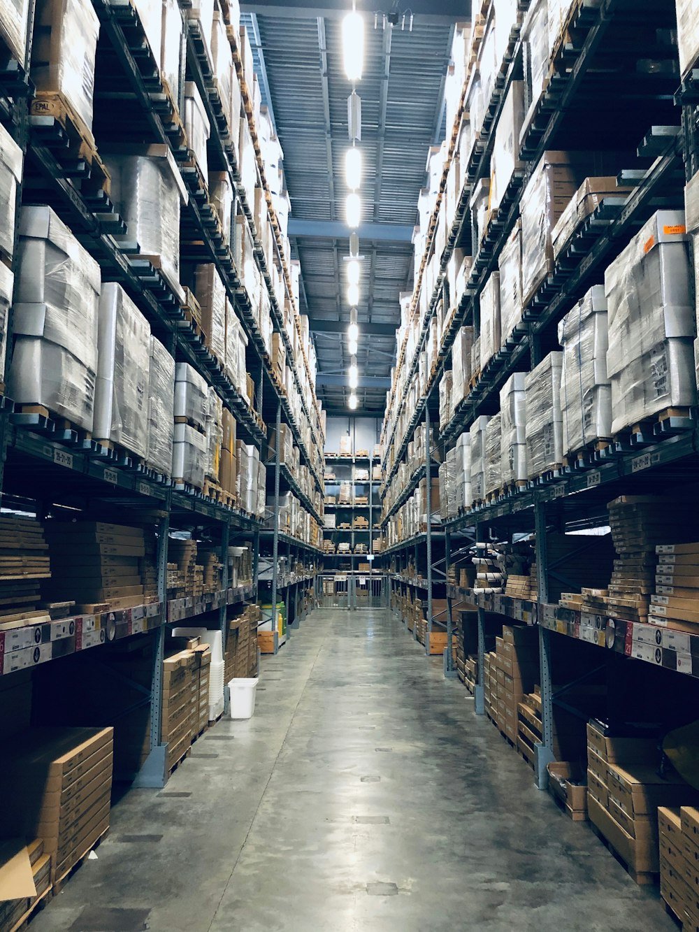 Pasillo de racks en almacén logístico
