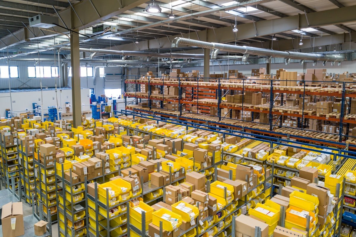 Interior de centro de distribución con mercancía organizada